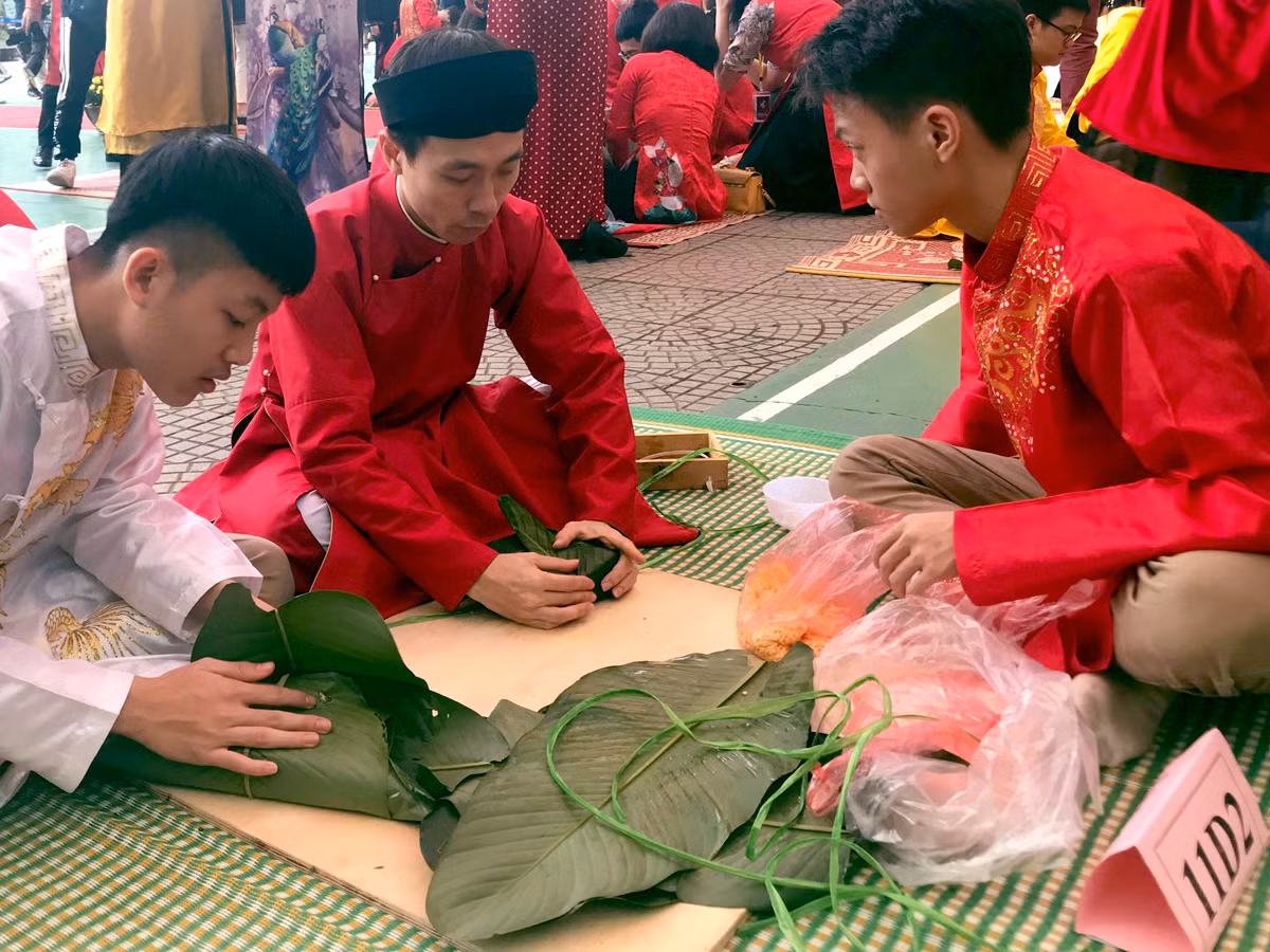 Giáo viên và học sinh Trường Trung học phổ thông Đoàn Thị Điểm, Hà Nội, trong ngày hội Tết gói bánh chưng. Ảnh: MP. Giáo viên và học sinh Trường Trung học phổ thông Đoàn Thị Điểm, Hà Nội, trong ngày hội Tết gói bánh chưng. Ảnh: MP.