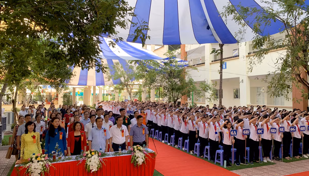 Định hướng giáo dục của trường Lê Ngọc Hân là giúp các em trở thành những người tốt, là những công dân hữu ích cho đất nước. Ảnh: Tùng Dương. Định hướng giáo dục của trường Lê Ngọc Hân là giúp các em trở thành những người tốt, là những công dân hữu ích cho đất nước. Ảnh: Tùng Dương.