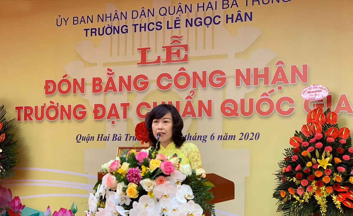 Nhà giáo Nguyễn Thị Kim Khuê - Hiệu trưởng Trường Trung học cơ sở Lê Ngọc Hân (quận Hai Bà Trưng, Hà Nội) phát biểu chào mừng các đồng chí lãnh đạo, phụ huynh, thầy cô giáo và các em học sinh về dự buổi lễ. Ảnh: Tùng Dương. Nhà giáo Nguyễn Thị Kim Khuê - Hiệu trưởng Trường Trung học cơ sở Lê Ngọc Hân (quận Hai Bà Trưng, Hà Nội) phát biểu chào mừng các đồng chí lãnh đạo, phụ huynh, thầy cô giáo và các em học sinh về dự buổi lễ. Ảnh: Tùng Dương.