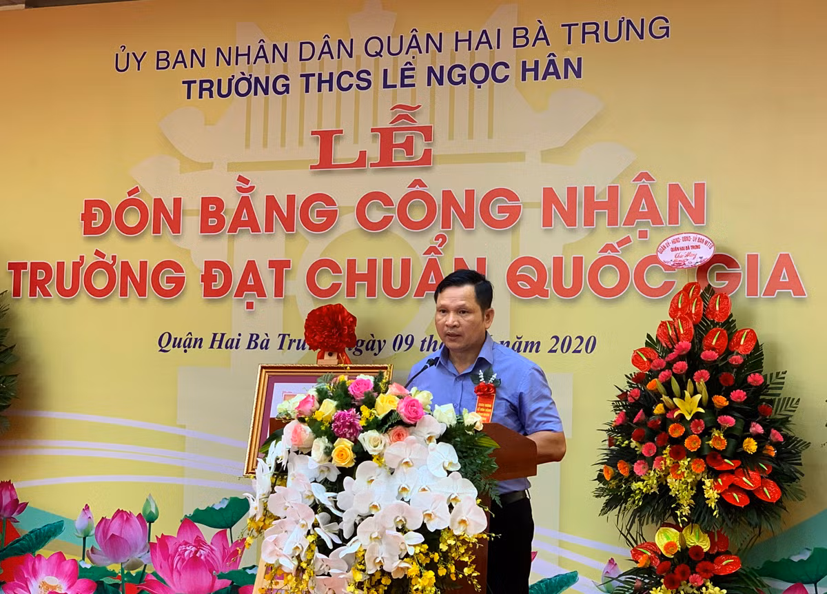 Ông Vũ Đại Phong - Chủ tịch Ủy ban nhân dân quận Hai Bà Trưng phát biểu chúc mừng tập thể các thầy cô giáo và học sinh nhà trường. Ảnh: Tùng Dương. Ông Vũ Đại Phong - Chủ tịch Ủy ban nhân dân quận Hai Bà Trưng phát biểu chúc mừng tập thể các thầy cô giáo và học sinh nhà trường. Ảnh: Tùng Dương.