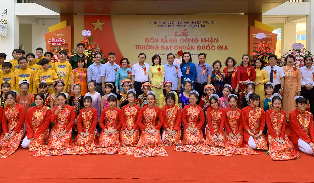 Niềm vui của ngày hôm nay được xây dựng từ sự tận tụy của nhiều thế hệ thầy cô giáo và học trò. Ảnh: Tùng Dương. Niềm vui của ngày hôm nay được xây dựng từ sự tận tụy của nhiều thế hệ thầy cô giáo và học trò. Ảnh: Tùng Dương.