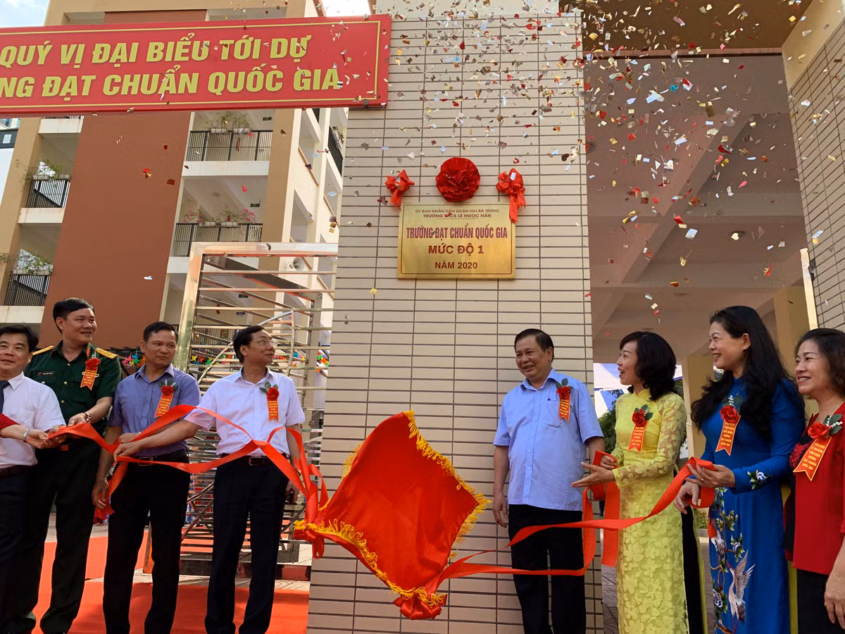 Các đồng chí lãnh đạo Sở Giáo dục và Đào tạo Hà Nội; lãnh đạo quận Hai Bà Trưng và các thầy cô giáo Trường Trung học cơ sở Lê Ngọc Hân làm lễ gắn biển trường đạt chuẩn Quốc gia. Ảnh: Tùng Dương. Các đồng chí lãnh đạo Sở Giáo dục và Đào tạo Hà Nội; lãnh đạo quận Hai Bà Trưng và các thầy cô giáo Trường Trung học cơ sở Lê Ngọc Hân làm lễ gắn biển trường đạt chuẩn Quốc gia. Ảnh: Tùng Dương.