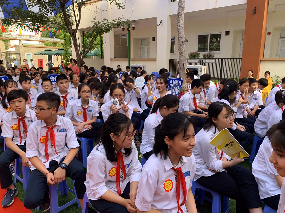 Mỗi học sinh sẽ là một viên gạch vàng góp phần dựng xây nên mái trường – gia đình Lê Ngọc Hân, để uy tín của nhà trường sẽ ngày càng bay xa, chinh phục những đỉnh cao mới. Ảnh: Tùng Dương. Mỗi học sinh sẽ là một viên gạch vàng góp phần dựng xây nên mái trường – gia đình Lê Ngọc Hân, để uy tín của nhà trường sẽ ngày càng bay xa, chinh phục những đỉnh cao mới. Ảnh: Tùng Dương.
