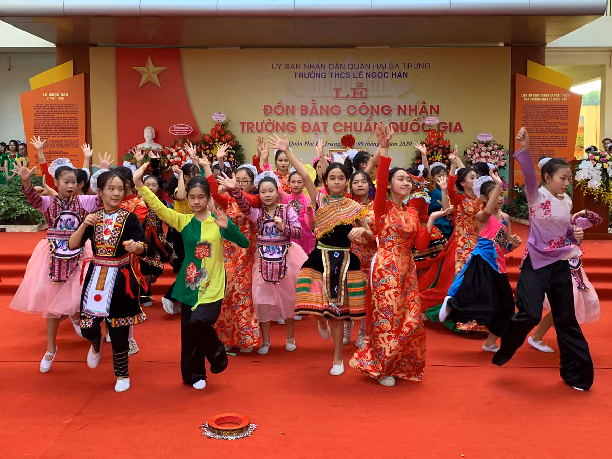 Tiết mục múa chào mừng của các em học sinh Trường Trung học cơ sở Lê Ngọc Hân, quận Hai Bà Trưng, Hà Nội . Ảnh: Tùng Dương. Tiết mục múa chào mừng của các em học sinh Trường Trung học cơ sở Lê Ngọc Hân, quận Hai Bà Trưng, Hà Nội . Ảnh: Tùng Dương.