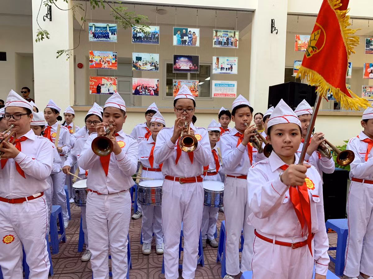 Đội kèn lệnh của Trường Trung học cơ sở Lê Ngọc Hân, quận Hai Bà Trưng, Hà Nội. Ảnh: Tùng Dương. Đội kèn lệnh của Trường Trung học cơ sở Lê Ngọc Hân, quận Hai Bà Trưng, Hà Nội. Ảnh: Tùng Dương.