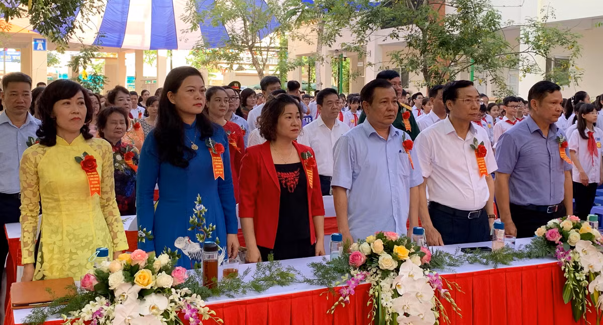 Các đại biểu làm lễ chào cờ tại buổi lễ. Ảnh: Tùng Dương. Các đại biểu làm lễ chào cờ tại buổi lễ. Ảnh: Tùng Dương.