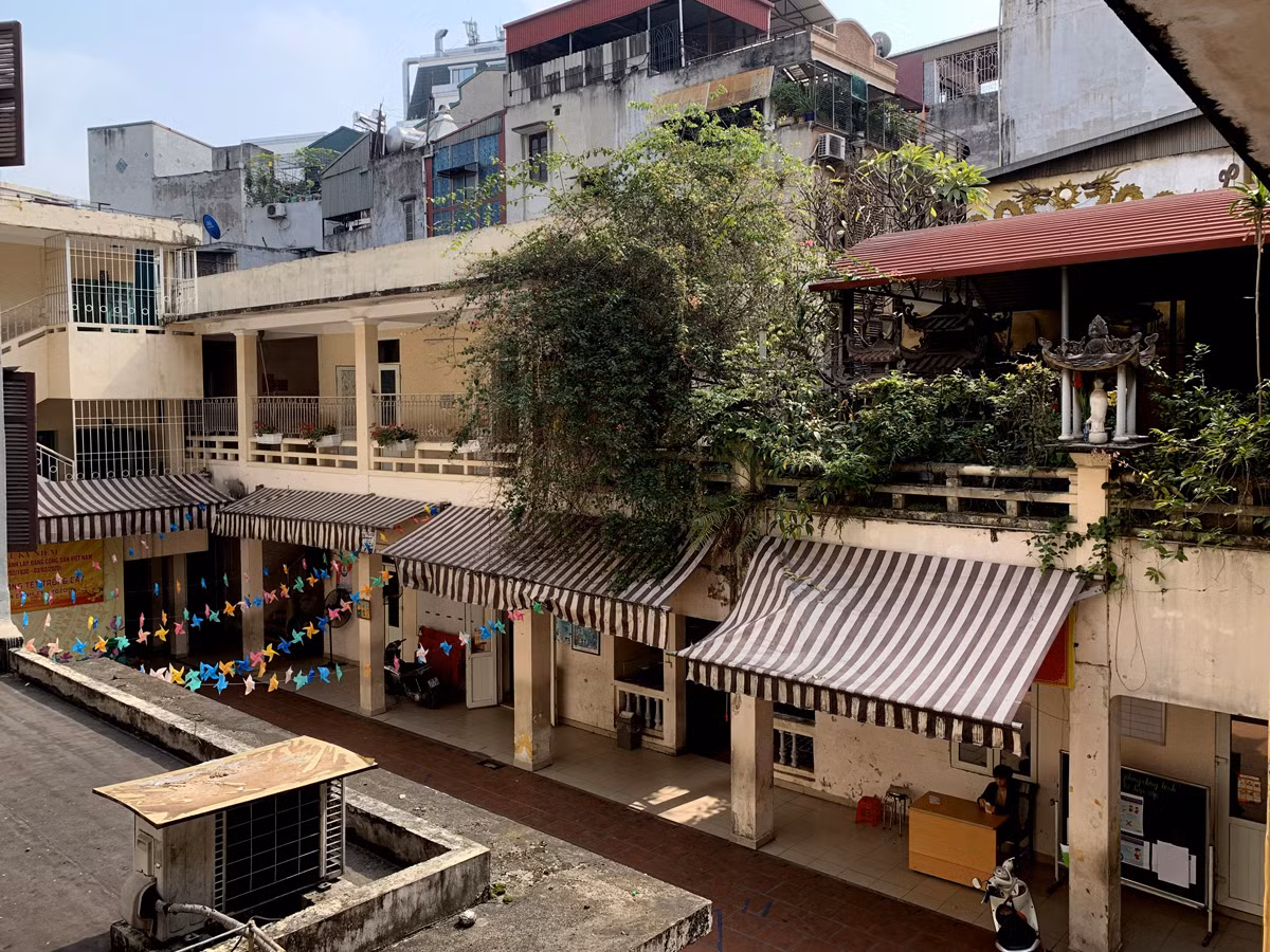 Điểm Trường tiểu học Võ Thị Sáu phải học nhờ trên đất chùa Hàm Long tại ngõ 18 phố Hàm Long, Hà Nội. Ảnh: Tùng Dương.