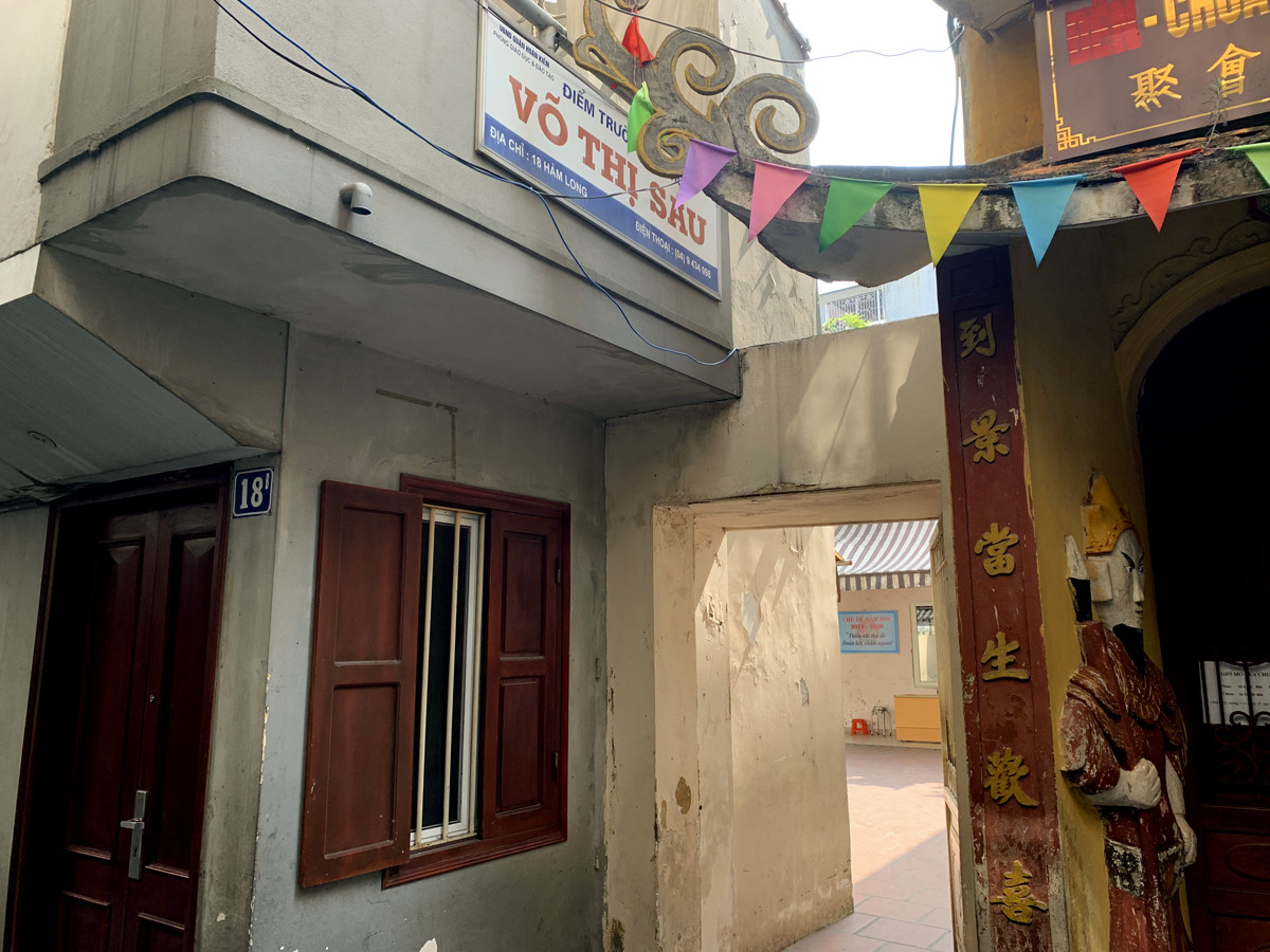 Cổng vào Điểm Trường tiểu học Võ Thị Sáu chỉ rộng có 1m ngang và nằm sau trong ngõ 18 phố Hàm Long, Hà Nội. Ngõ hẹp này sẽ khó khăn cho việc tiếp cận nếu có tình huống khẩn cấp xảy ra. Ảnh: Tùng Dương.