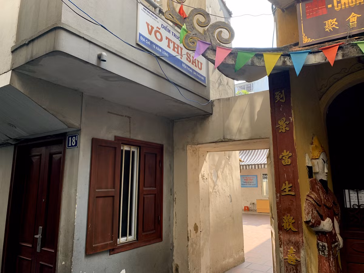 Cổng vào Điểm Trường tiểu học Võ Thị Sáu chỉ rộng có 1m ngang và nằm sau trong ngõ 18 phố Hàm Long, Hà Nội. Ngõ hẹp này sẽ khó khăn cho việc tiếp cận nếu có tình huống khẩn cấp xảy ra. Ảnh: Tùng Dương.