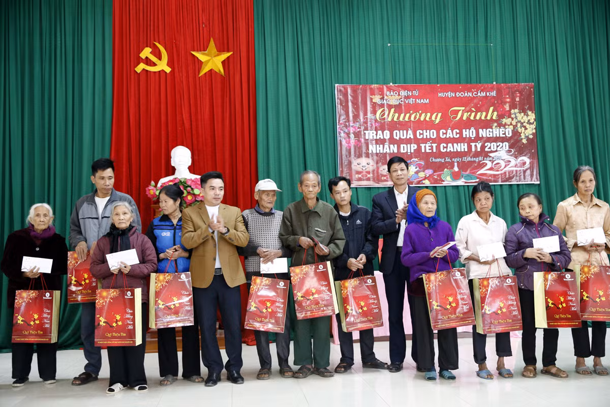 Ông Đỗ Hữu Huy - Bí thư Đảng ủy xã Chương Xá và ông Phan Minh Hồng - Chủ tịch Ủy ban nhân dân xã Chương Xá đang trao quà cho các gia đình có hoàn cảnh khó khăn tại xã Chương Xá. Ảnh: Tùng Dương.