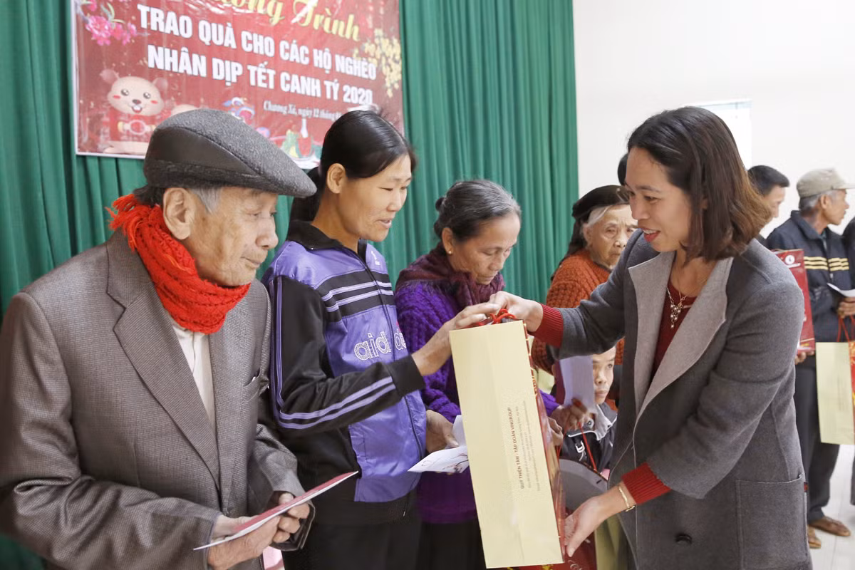 Bà Đỗ Thị Kim Quý - huyện Ủy viên, Bí thư huyện đoàn Cẩm Khê đang trao quà cho các gia đình có hoàn cảnh khó khăn tại xã Chương Xá. Ảnh: Tùng Dương.