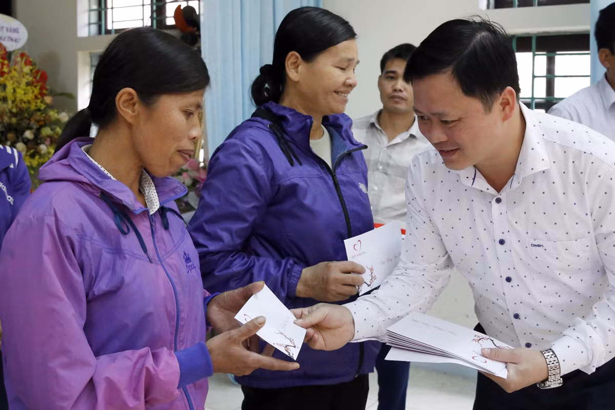 Ông Nguyễn Anh Hùng - Phó chủ tịch Ủy ban nhân dân huyện Đoan Hùng đang trao quà Tết cho người dân xã Phú Lâm. Ảnh: Tùng Dương.