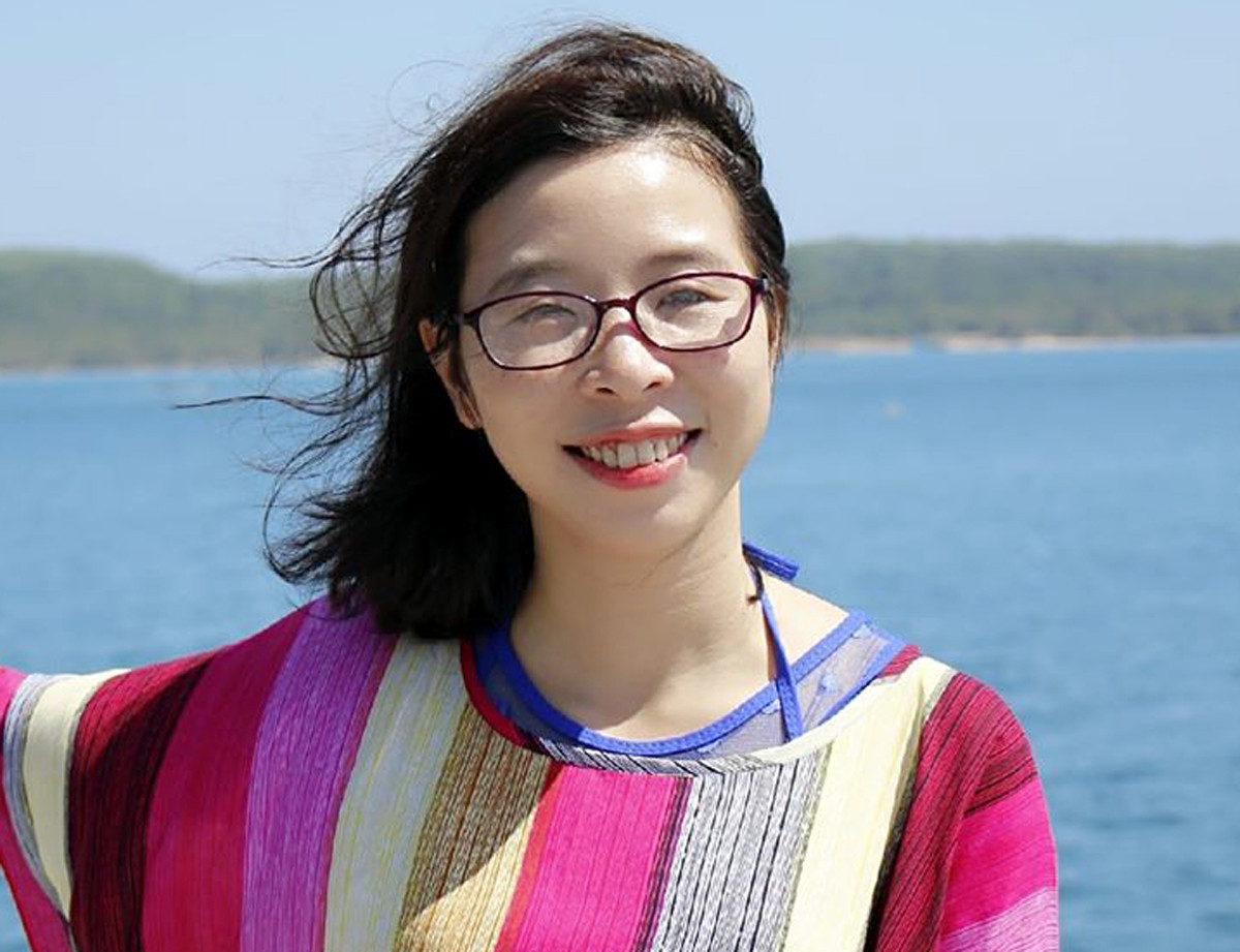 Cô Nguyễn Thị Quỳnh Nga: "Học sinh tiếp nhận bằng cảm xúc trước, vì vậy tôi luôn cố gắng tạo sự hứng thú cho học trò rồi mới vào bài học". Ảnh: Nhân vật cung cấp.