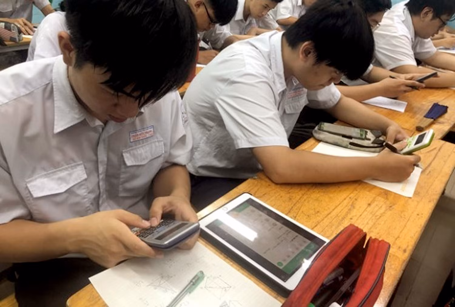 Theo thầy Cường: "Thông tư đưa ra thì rất là tốt, và trước khi thực hiện thì các nhà trường nên có chuẩn bị thật kỹ những việc xung quanh, hỗ trợ một cách chu đáo, cụ thể thì tôi nghĩ việc cho học sinh sử dụng điện thoại thông minh trong giờ học để phục vụ việc học tập sẽ không có vấn đề gì xấu xảy ra”. Ảnh minh họa: KH.
