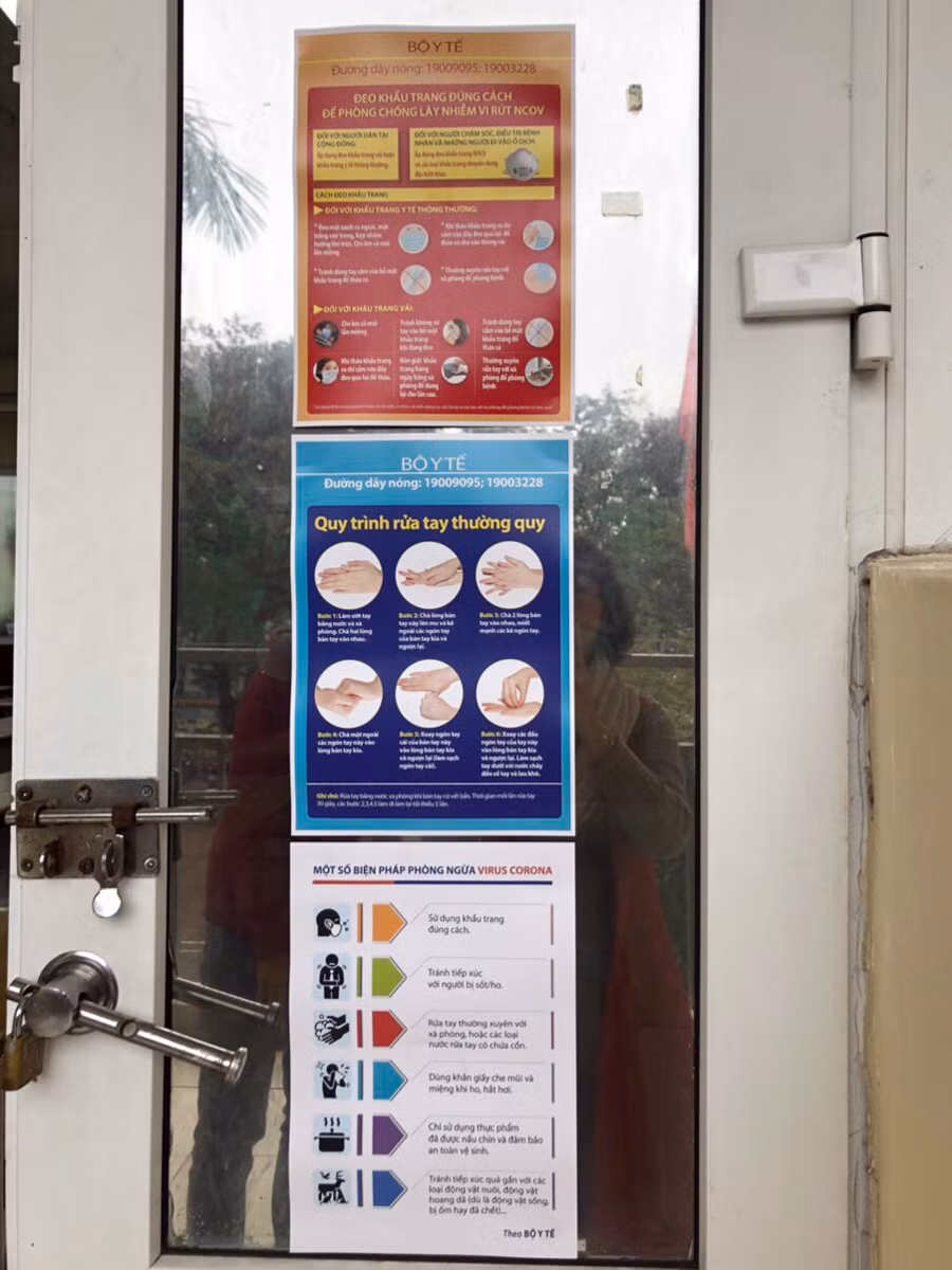 Trước cửa lớp dán thông báo của Bộ Y tế hướng dẫn đeo khẩu trang đúng cách, quy trình rửa tay. Ảnh: Nhà trường cung cấp. Trước cửa lớp dán thông báo của Bộ Y tế hướng dẫn đeo khẩu trang đúng cách, quy trình rửa tay. Ảnh: Nhà trường cung cấp.