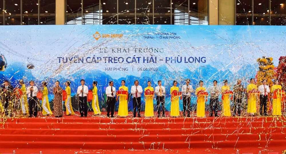 Các đại biểu cắt băng khánh thành tuyến cáp treo Cát Hải- Phù Long (Hải Phòng) (Ảnh: CTV) Các đại biểu cắt băng khánh thành tuyến cáp treo Cát Hải- Phù Long (Hải Phòng) (Ảnh: CTV)