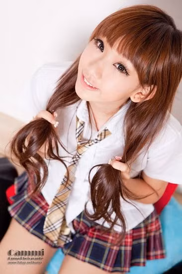 Những hình ảnh thân mật của Trần Quán Hy và cô bạn gái tuổi teen bị rò rỉ trên mạng đã nhanh chóng thu hút sự chú ý của dư luận Trung Quốc. Từ một người mẫu không tiếng tăm gì, những ngày này, cái tên Cammi trở nên nóng hơn bao giờ hết khi liên tục xuất hiện trên mặt báo.