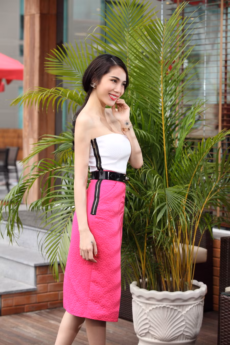 Những mẫu váy được thiết kế với tiêu chí khai thác triệt để vẻ đẹp gợi cảm của người phụ nữ, chất nữ tính, sang trọng và thanh lịch. Những mẫu váy được thiết kế với tiêu chí khai thác triệt để vẻ đẹp gợi cảm của người phụ nữ, chất nữ tính, sang trọng và thanh lịch.