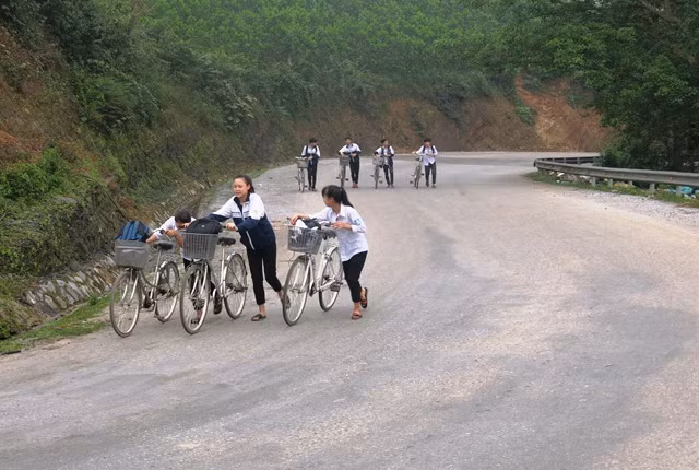 Nhiều học sinh phải dắt xe qua đèo Dốc Cảng. (Ảnh: X.V) Nhiều học sinh phải dắt xe qua đèo Dốc Cảng. (Ảnh: X.V)