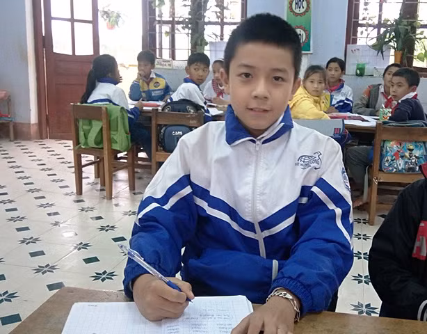 Em Lê Nguyễn Tuấn Hưng đã mang vinh dự về cho một ngôi trường ở vùng xa xôi, hẻo lánh. (Ảnh: Thủy Phan) Em Lê Nguyễn Tuấn Hưng đã mang vinh dự về cho một ngôi trường ở vùng xa xôi, hẻo lánh. (Ảnh: Thủy Phan)