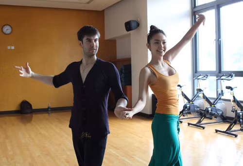 Với sở trường là thường xuyên trình diễn vũ đạo như vậy, nhưng tại mùa giải năm nay khi chính thức là thí sinh, Minh Hằng vẫn đang luyện tập chăm chỉ. Xem thêm: Bước nhảy hoàn vũ: Minh Hằng, 90% và 'quy luật' không lặp lại / Bước nhảy Hoàn vũ: 5 mỹ nhân so vẻ gợi cảm / Nam Thành bế bổng nữ vũ công nước ngoài / Bước nhảy Hoàn vũ 2012 công bố hình ảnh 10 cặp thí sinh