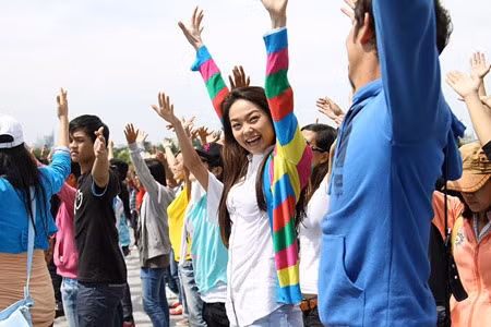 Hãy cùng xem Minh Hằng và Huy Khánh nhảy flash mob trong phim “Lệ phí tình yêu”. Xem thêm: Bước nhảy hoàn vũ: Minh Hằng, 90% và 'quy luật' không lặp lại / Bước nhảy Hoàn vũ: 5 mỹ nhân so vẻ gợi cảm / Nam Thành bế bổng nữ vũ công nước ngoài / Bước nhảy Hoàn vũ 2012 công bố hình ảnh 10 cặp thí sinh