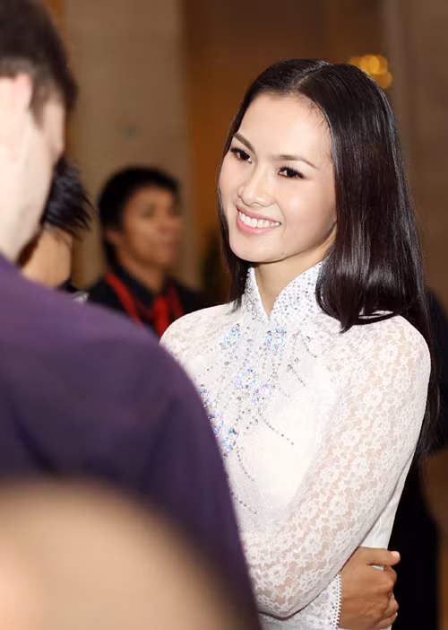 Teodor không ngần ngại khen Anh Thư là người phụ nữ đẹp và tốt bụng. Nhận định: Anh Thư: Thứ mà cả Minh Hằng, Vân Trang, Hoàng My đều không có Múa công, múa cột tạo thế cho Hoàng My ở Bước nhảy Hoàn vũ Cao 1m75 ‘cộng’ ngôi Á hậu, Hoàng My sẽ làm nên chuyện tại BNHV? Ẩn số thú vị nhất Bước nhảy Hoàn vũ 2012: Vân Trang! Vì sao Minh Hằng 90% thắng - hãy 'hỏi' đường cong của cô ấy! Bước nhảy hoàn vũ: Minh Hằng, 90% và 'quy luật' không lặp lại