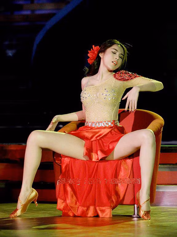 Có lẽ, đây sẽ được xếp vào một trong những dáng ngồi "khó đỡ" nhất của Thuỷ Tiên!