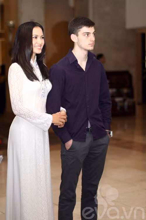 Anh Thư sánh vai cùng Teodor trong buổi triễn lãm Áo dài - Hương sắc Việt. Nhận định: Anh Thư: Thứ mà cả Minh Hằng, Vân Trang, Hoàng My đều không có Múa công, múa cột tạo thế cho Hoàng My ở Bước nhảy Hoàn vũ Cao 1m75 ‘cộng’ ngôi Á hậu, Hoàng My sẽ làm nên chuyện tại BNHV? Ẩn số thú vị nhất Bước nhảy Hoàn vũ 2012: Vân Trang! Vì sao Minh Hằng 90% thắng - hãy 'hỏi' đường cong của cô ấy! Bước nhảy hoàn vũ: Minh Hằng, 90% và 'quy luật' không lặp lại
