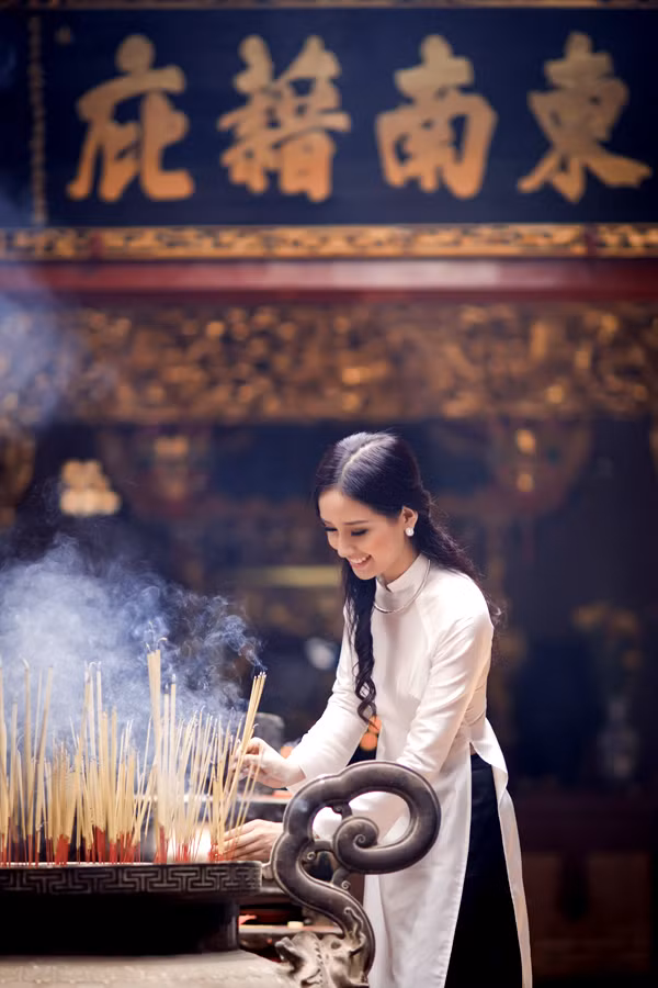 Với chiếc áo dài trắng thiết kế theo phong cách cổ điển, Hoa hậu khoe vẻ đẹp nền nã, thanh thoát nơi cửa Phật.