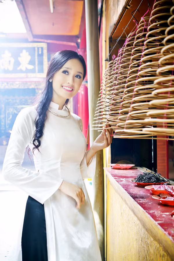 Mai Phương Thúy cho biết, những khi rảnh rỗi, cô thường lên chùa vãn cảnh, cầu bình an và tìm lại sự cân bằng, thư thái trong tâm hồn, rũ bỏ những muộn phiền.