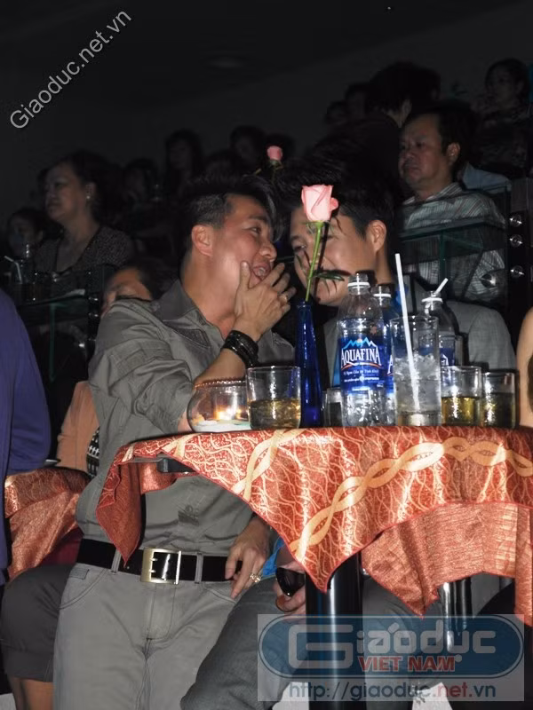Trước khi Quang Dũng lên sâu khấu hát, Mr Đàm quay sang nói điều gì đó với anh…