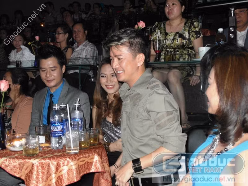 Sau đó chừng 30 phút, Mr Đàm cũng đến. Anh cười tươi khi gặp lại những người bạn nổi tiếng.