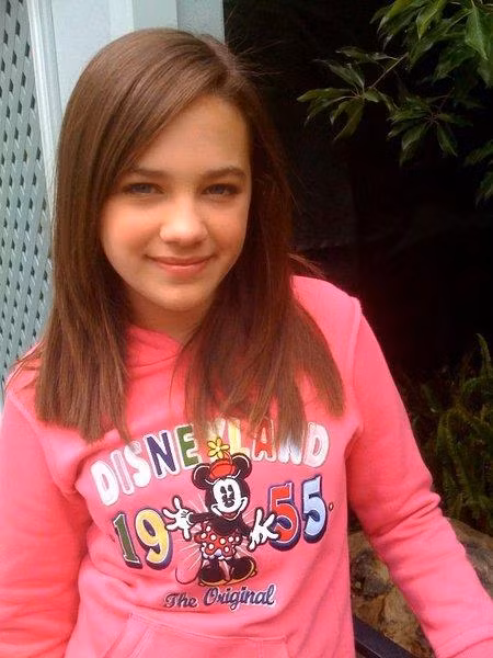 Mary Mouser, sinh ngày 9/5/1996, cô được biết đến với vai Lacey Fleming loạt phim Body of Proof trên ABC. Mới nhất, cô tham gia phim Frenemies phát trên kênh Disney, được phát hành vào năm 2012. Mary Mouser, sinh ngày 9/5/1996, cô được biết đến với vai Lacey Fleming loạt phim Body of Proof trên ABC. Mới nhất, cô tham gia phim Frenemies phát trên kênh Disney, được phát hành vào năm 2012.