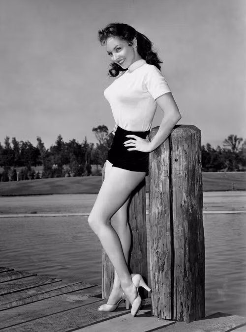 Mari Blanchard (1927-1970), nguyên diễn viên Mỹ, nổi bật trong một số phim thương mại hạng B thập niên 1950 đến giữa thập niên 1960. Mari Blanchard (1927-1970), nguyên diễn viên Mỹ, nổi bật trong một số phim thương mại hạng B thập niên 1950 đến giữa thập niên 1960.