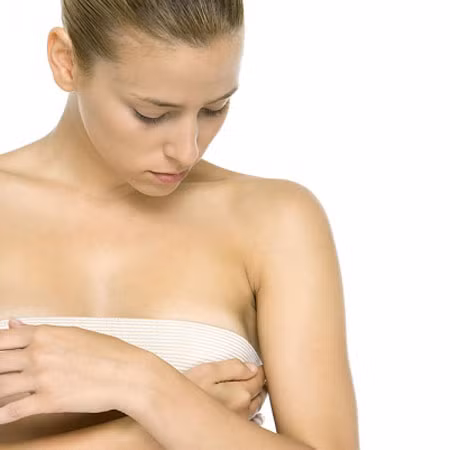 Kích thước một bên vú to lên bất thường là dấu hiệu dễ nhìn thấy của bệnh ung thư vú