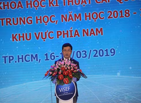 Thứ trưởng Bộ Giáo dục và Đào tạo Nguyễn Văn Phúc phát biểu tại lễ khai mạc (ảnh: P.Nga)