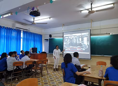 Một học sinh của khối 11 tham gia chương trình "Một ngày làm giáo viên" tại Trường Nguyễn Du (ảnh: P.L)