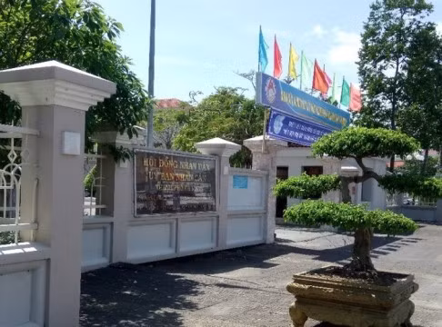 Lãnh đạo thành phố Cà Mau tạm đình chi công tác một Hiệu trưởng mầm non trên địa bàn (ảnh: Báo Giao thông) Lãnh đạo thành phố Cà Mau tạm đình chi công tác một Hiệu trưởng mầm non trên địa bàn (ảnh: Báo Giao thông)