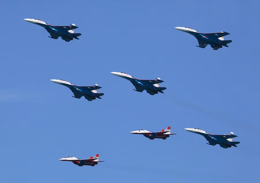 Su-27 và MiG-29 trình diễn tại Hydro-avia-salon 2012.