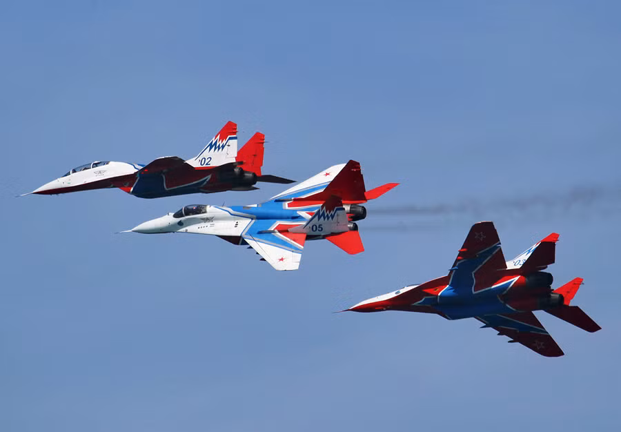 Su-27 và MiG-29 trình diễn tại Hydro-avia-salon 2012.