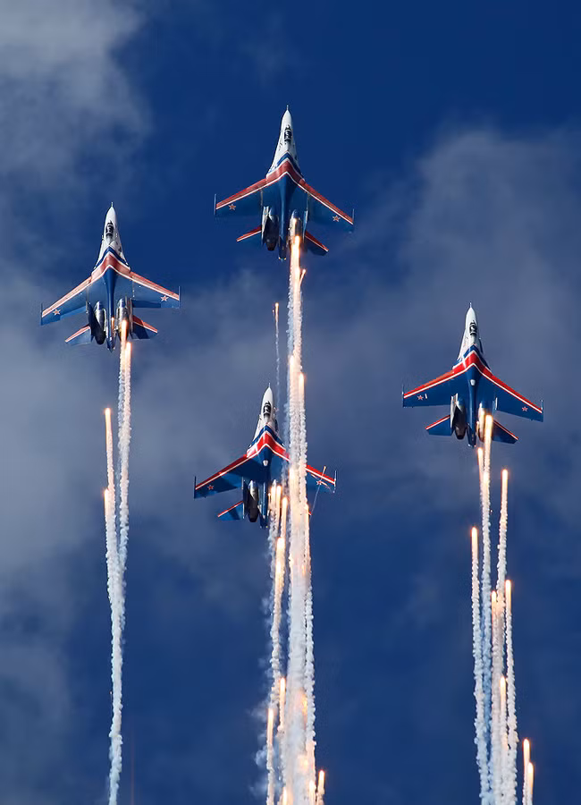 Các máy thủy phi cơ Be-200ES, Be-103, R-20 Ptehets, CK-12 Orion, IL-114, máy bay Su-27 thuộc Phi đội Hiệp sĩ Nga và máy bay MiG-29 thuộc Phi đội Strizhi đã có những màn trình diễn ngoạn mục tại triển lãm. Trong ảnh là màn nhả mồi bẫy nhiệt của 4 máy bay Su-27 thuộc Phi đội Hiệp sĩ Nga.