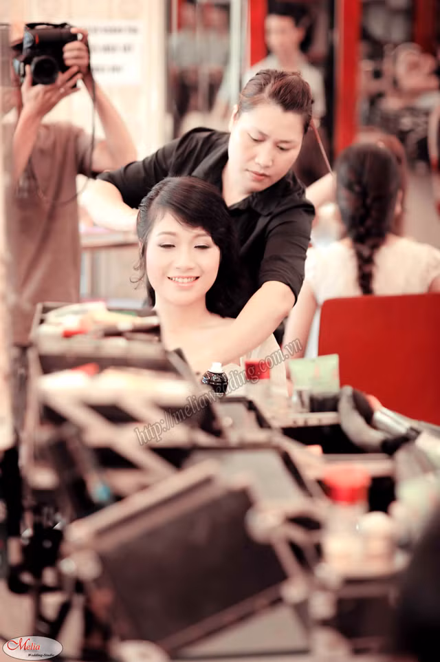 Make up và làm tóc xinh, chuẩn bị cho buổi chụp hình.