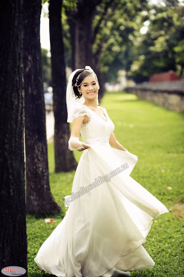 Shoot hình tuyệt đẹp. Cô dâu thướt tha váy trắng trong ánh nắng dịu ngọt đầu thu.