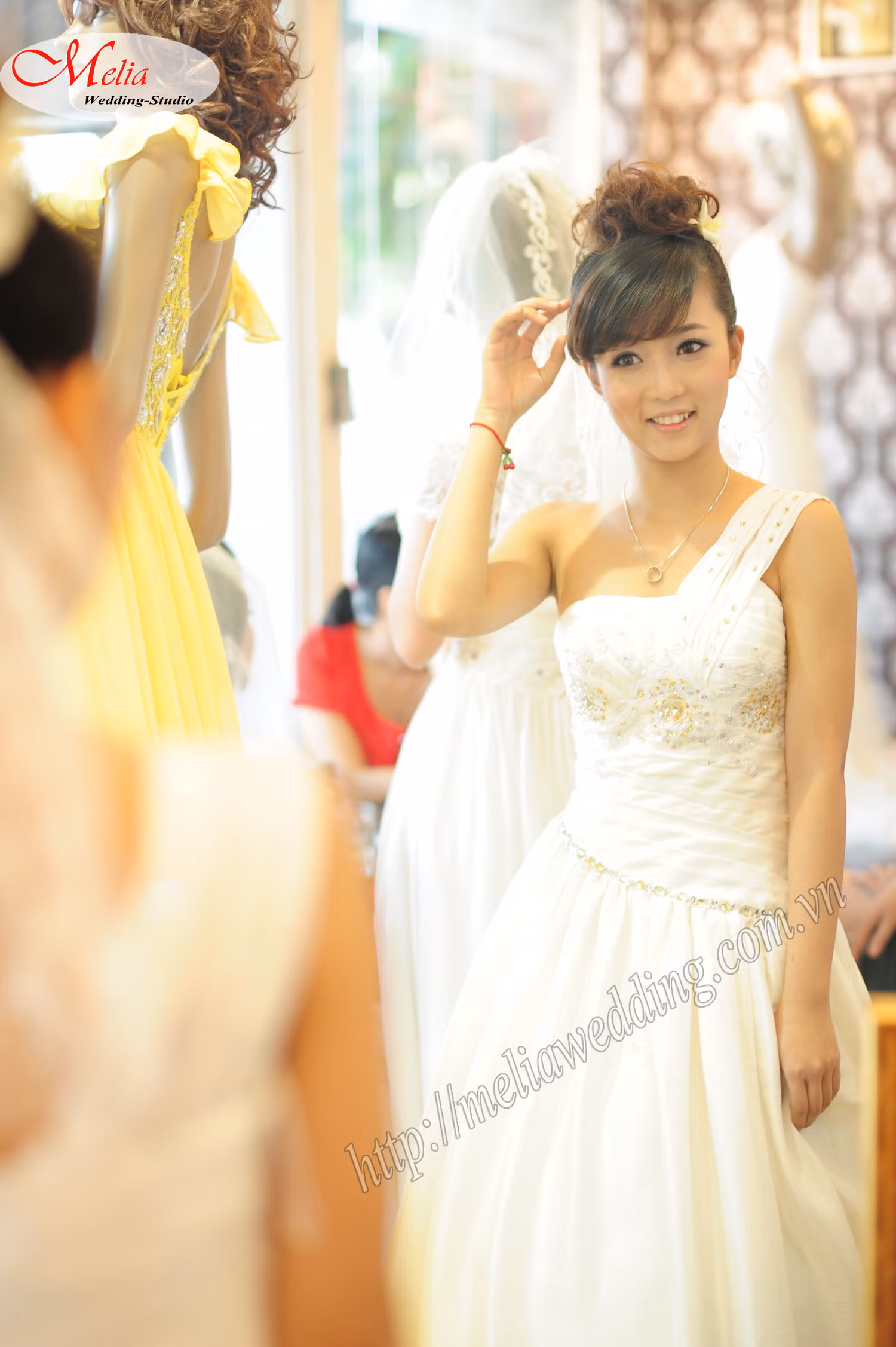 Một phút làm điệu trong studio.
