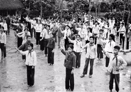 Học sinh tập trung chào cờ buổi sáng tại một ngôi trường ở Dịch Vọng, Hà Nội năm 1982. Học sinh tập trung chào cờ buổi sáng tại một ngôi trường ở Dịch Vọng, Hà Nội năm 1982.