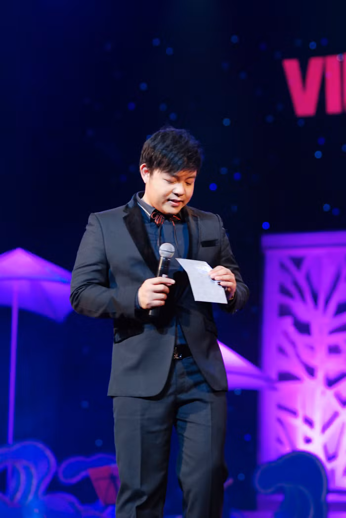 Sau lần đầu nhận phong bì trong show Chế Linh thì lần biểu diễn này nam ca sĩ trẻ Quang Lê lại tiếp tục nhận được rất nhiều phong bì... Sau lần đầu nhận phong bì trong show Chế Linh thì lần biểu diễn này nam ca sĩ trẻ Quang Lê lại tiếp tục nhận được rất nhiều phong bì...
