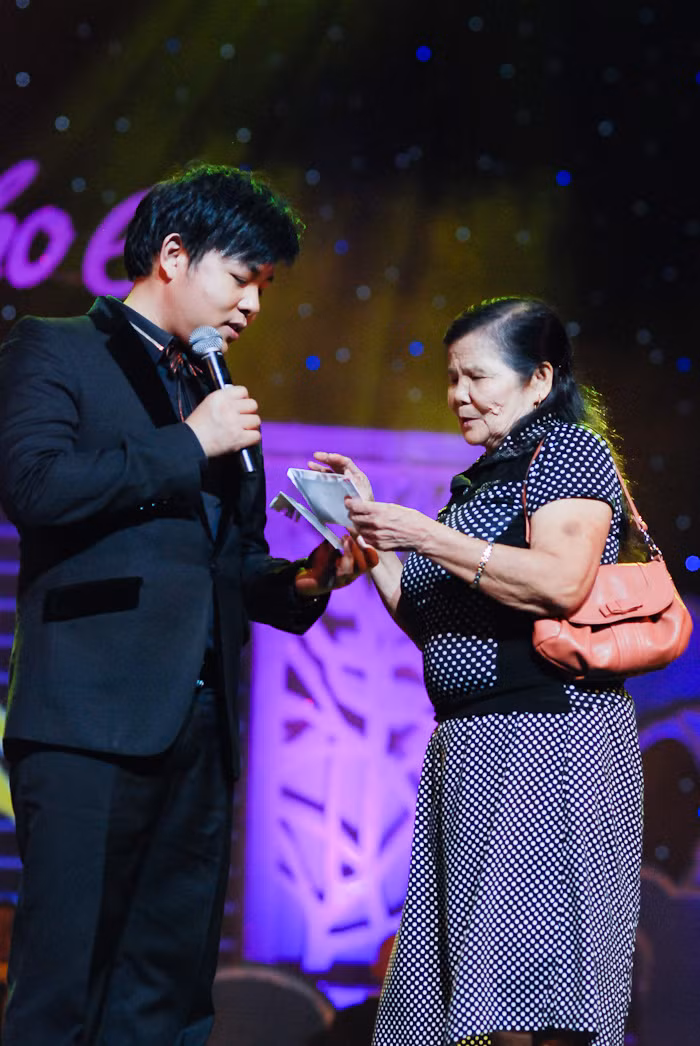 Sau khi Quang Lê hát hết bài đầu tiên thì một khán giả nữ lớn tuổi lên tặng anh một phong bì tiền. Sau khi Quang Lê hát hết bài đầu tiên thì một khán giả nữ lớn tuổi lên tặng anh một phong bì tiền.
