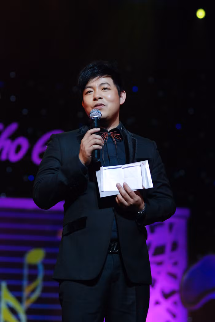 Bản thân Quang Lê sẽ tặng riêng cho nhạc sĩ 10tr đồng. Sau đó thì rất nhiều khán giả đã lên tặng phong bì cho Quang Lê để nhờ ca sĩ chuyển cho nhạc sĩ Vinh Sử chữa bệnh. Bản thân Quang Lê sẽ tặng riêng cho nhạc sĩ 10tr đồng. Sau đó thì rất nhiều khán giả đã lên tặng phong bì cho Quang Lê để nhờ ca sĩ chuyển cho nhạc sĩ Vinh Sử chữa bệnh.