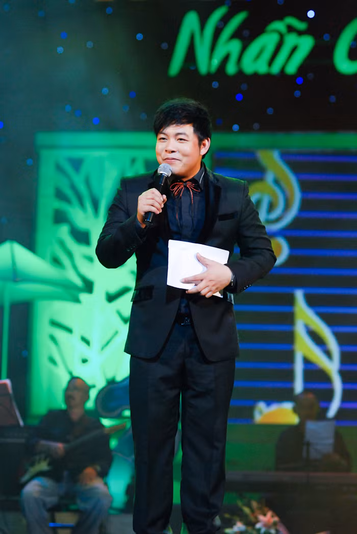 Rất nhiều khán giả lần lượt lên tặng phong bì tiền cho Quang Lê Rất nhiều khán giả lần lượt lên tặng phong bì tiền cho Quang Lê